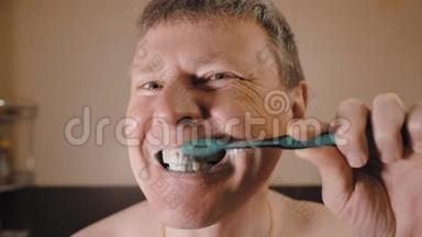 有趣的白人<strong>扭动</strong>着他的脸，刷牙